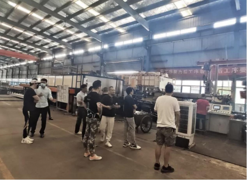 湖北亨威鋁業(yè)有限公司和全資子公司湖北南亞家居科技有限公司沈董協(xié)廠高層帶領協(xié)會領導參觀廠區(qū)